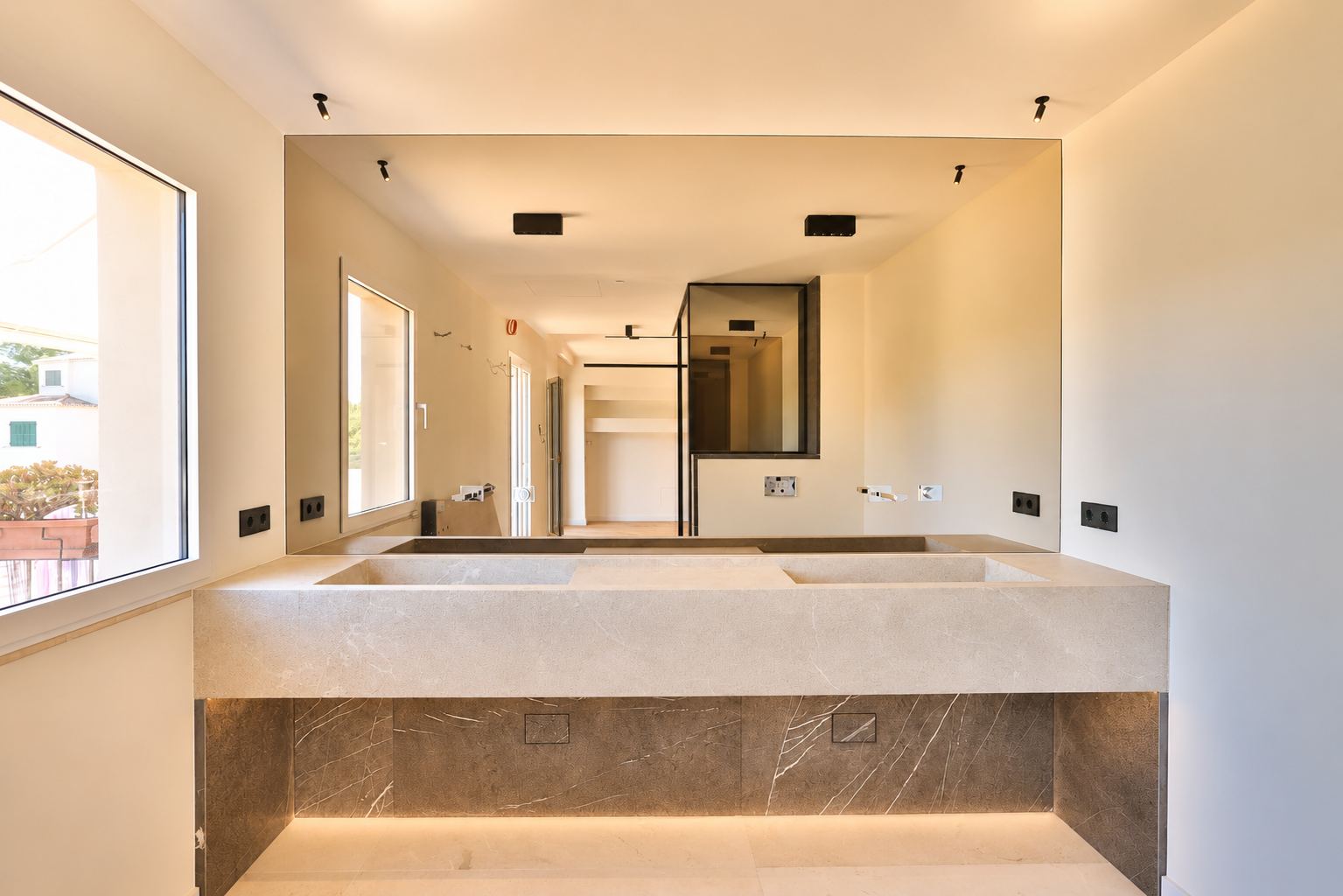 Badezimmer mit Doppelwaschtisch und Spiegelwand